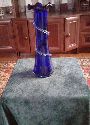 Вінтажна ваза з синього скла з "оборкою" з гнутого скла вгорі ...