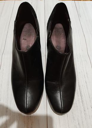 Кожаные черные ботинки clarks на маленьком каблуке 38 р