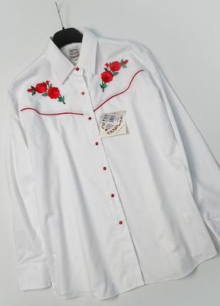Женская белая рубашка с длинным рукавом с вышивкой красной роз...