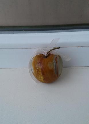 Сувенир из оникса "яблоко"