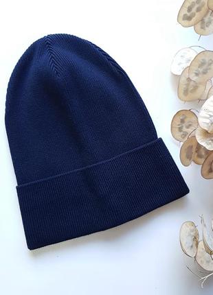 Базовая шапка бини, с отворотом темно-синего цвета