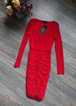 Женское красное платье по фигуре с драпировкой prettylittlething