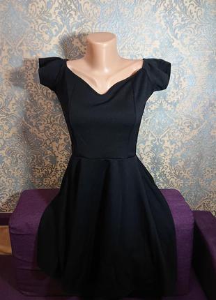 Черное платье с красивым вырезом открытые плечи размер s/m