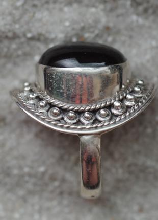 Кольцо с черным ониксом в серебре. индия. размер 18