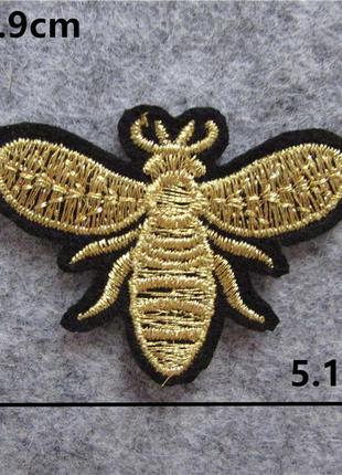 Патч нашивка с вышивкой термоаппликация на одежду пчела