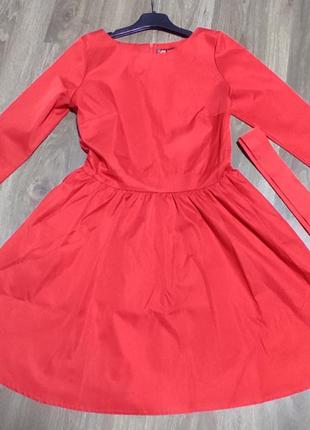 Платье красного цвета с поясом.