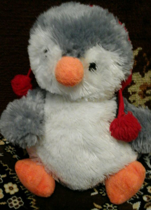 Мягкая игрушка пингвин в шапке привезен с Европы