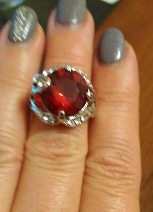 Кольцо с красным камнем, размер 18