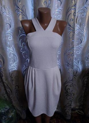 Эффектное женское платье с узором на ткани