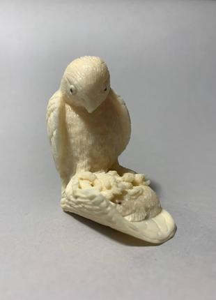 Авторская статуэтка фигурка "Коршун с зайцем" из бивня моржа