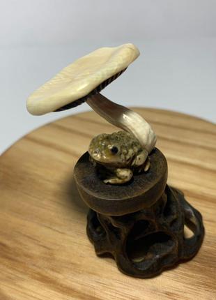 Фігурка 'Жаба під грибом' з бивня мамонта