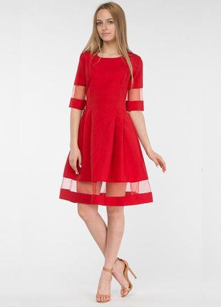 Вишукане червоне плаття зі вставками фатину