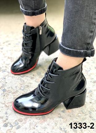 Ботильоны женские кожаные черные на каблуке шнуровке