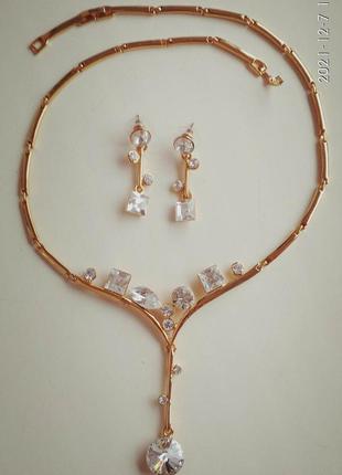 Набор нарядный золотистый, серьги и ожерелья с белыми кристаллами