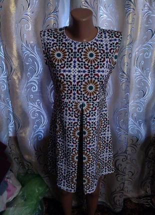 Стильное платье с геометрическим принтом zara