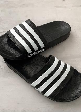 Женские спортивные тапочки Adidas черные с белым
