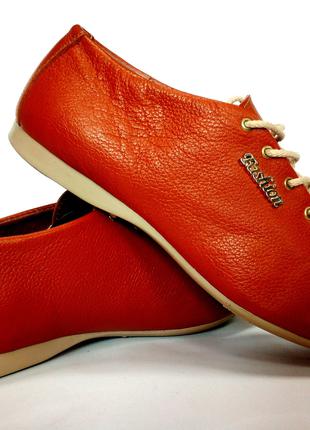 Жіночі шкіряні туфлі-човники виробництва Італії.