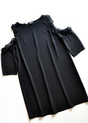 Легкое черное платье с рюшиками на рукавах