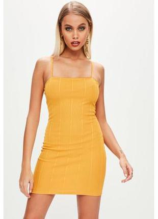 Желтое короткое платье в рубчик по фигуре