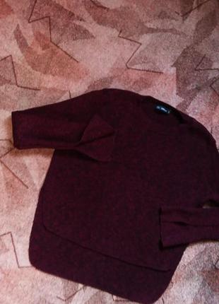 Укороченный свитер цвета марсала с разрезами по бокам и на рук...