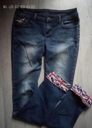 Клевые крутые джинсы с манжетами в английский флаг