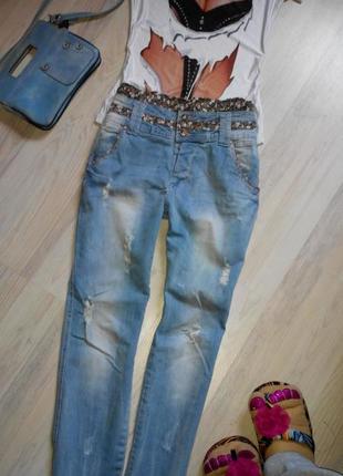 Рваные джинсы бойфренд с оригинальным поясом и потертостями