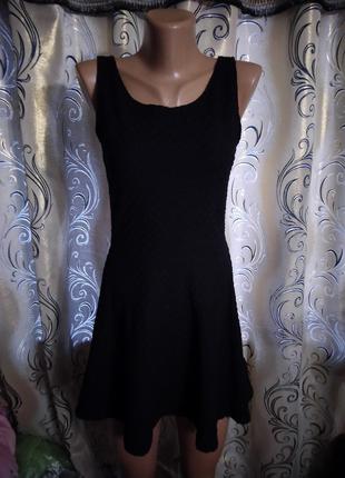 Маленькое черное платье из фактурной ткани h&m