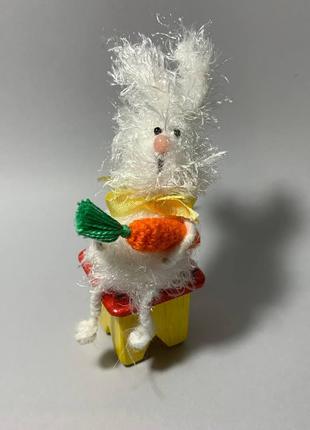 Игрушка вязаная ′Заяц с морковкой на стульчике′