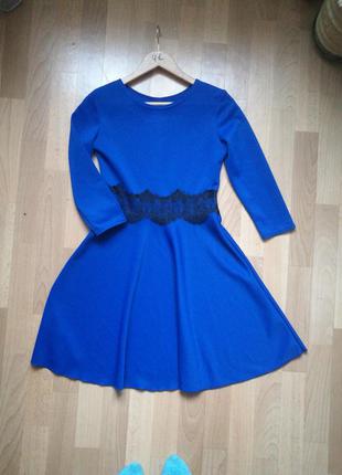 Синее платье с кружевом
