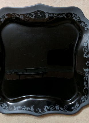 Необычная, черная с серым орнаментом тарелка Luminarc France