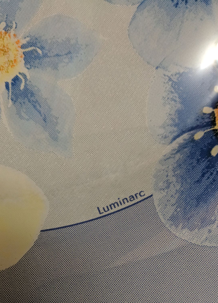 Яркая лилово-голубая тарелка Luminarc France с цветочным декором