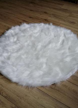 Білий круглий килимок з штучного хутра