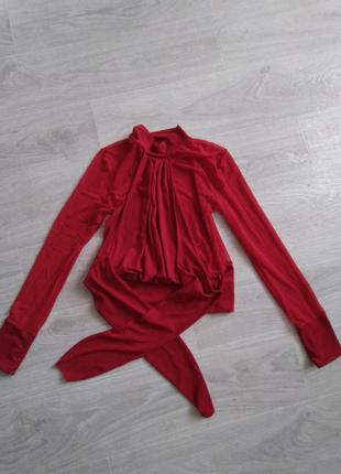 Необычная красная блузка в сеточку