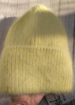 Жёлтая пушистая шапка с отворотом
