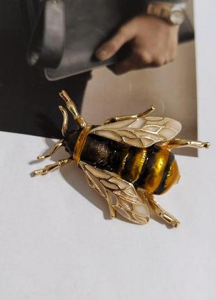 Милая брошка пчела золотистая черная брошка бджола пин значок пін