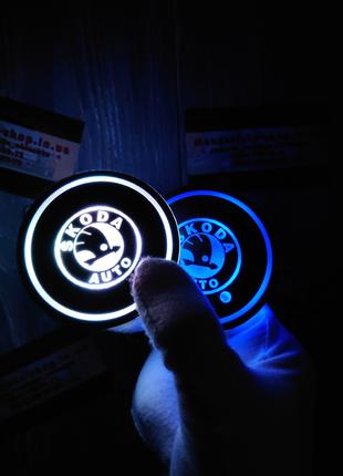 Подсветка подстаканника с логотипом автомобиля SKODA