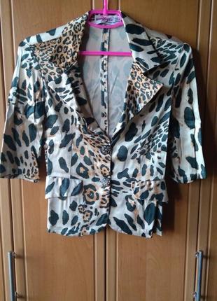 Атласный пиджак с леопардовым принтом