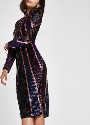 Облегающее пурпурное платье с высоким воротом и пайетками
