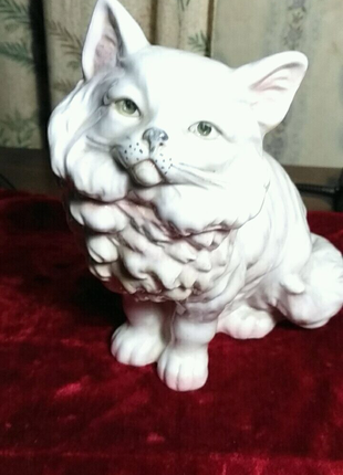 Статуэтка фарфоровый "Белый кот" (кошка) с зелёными глазами.