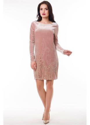 Бархатное платье прилегающего силуэта розового цвета