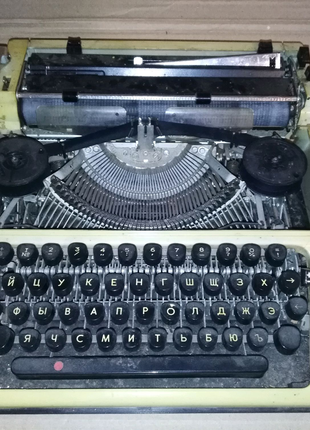 Пишущая/печатная машина ЛЮБАВА ПП-215-01.
1984 года.
