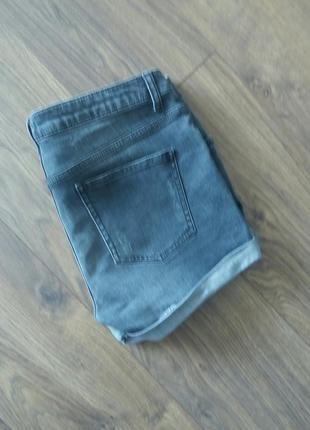 Темно-сірі короткі джинсові шорти з рваностями та підворотом