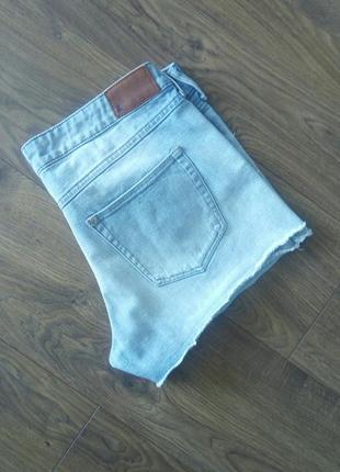 Фірмові голубі короткі джинсові шорти з потертостями (h&m)