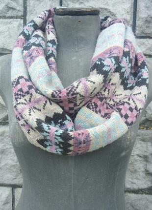 Ніжний кольоровий шарф-хомут
