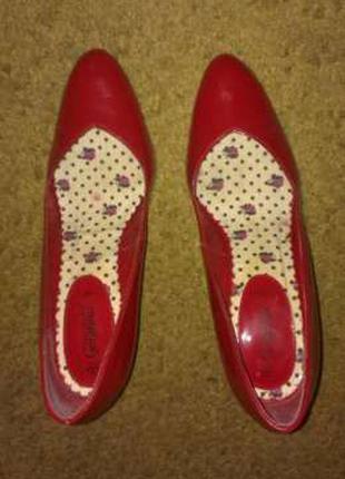 Красные лаковые туфли лодочки
