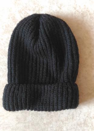 Черная плотная вязаная женская шапка зима
