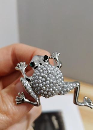 Брошь лягушка с бусинами под серебро брошка серебристая жаба п...