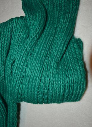 Изумрудного цвета вязанный шарф, мягкий и теплый.