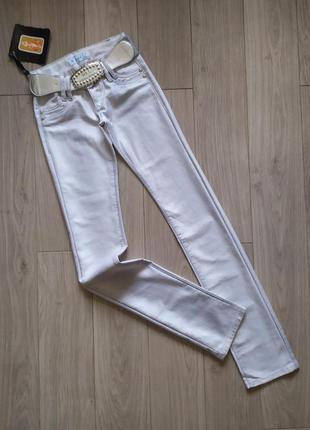Женские джинсы светло-серого цвета с серебристым отливом