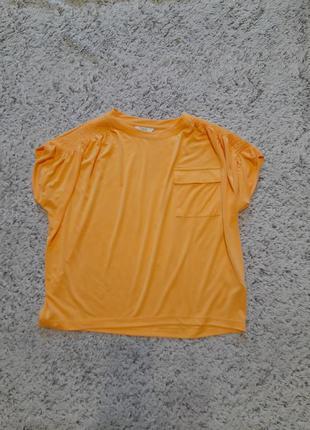Свободная приятная оранжевая футболка